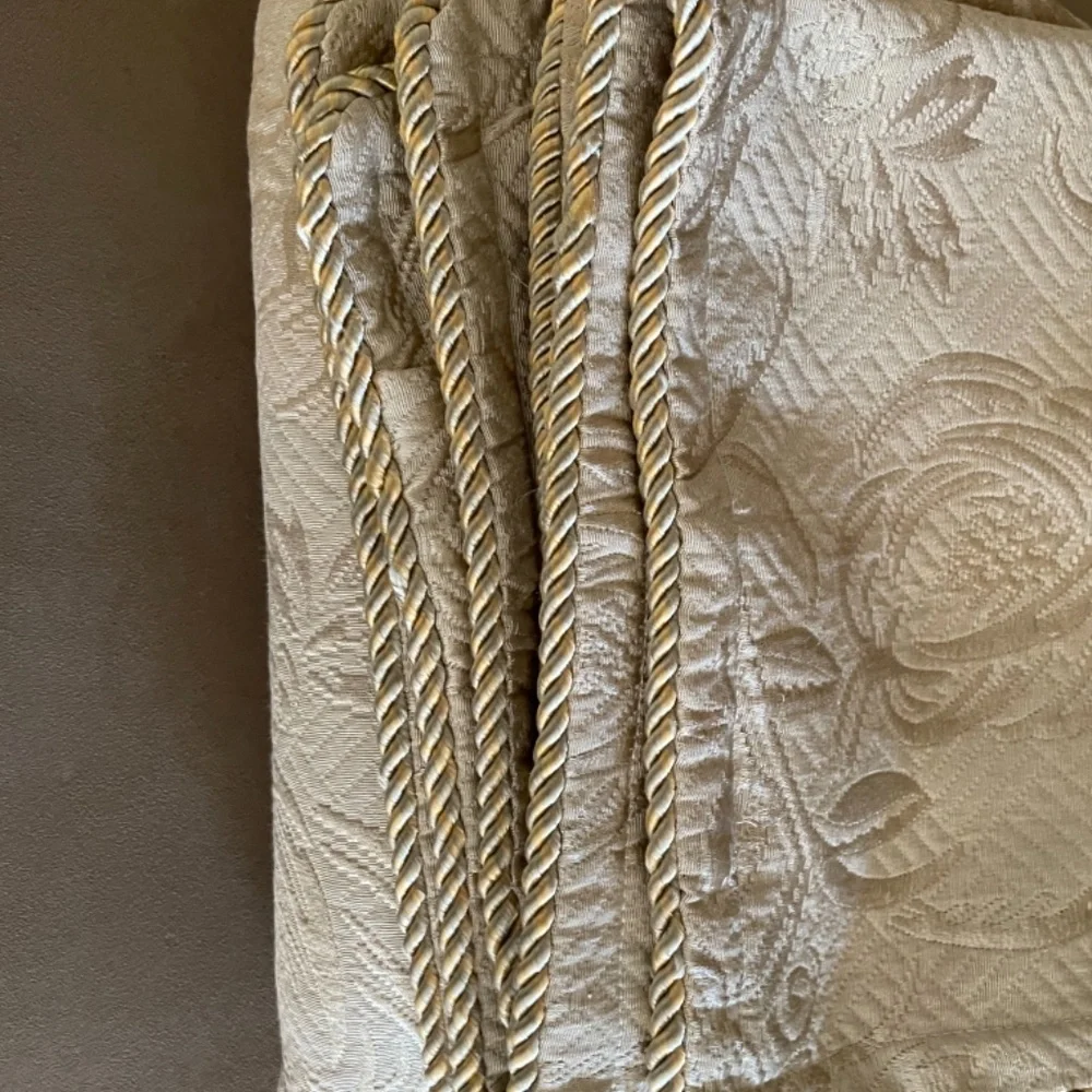 Full/queen coverlette matalasse with 2 shams and throw pillow cover